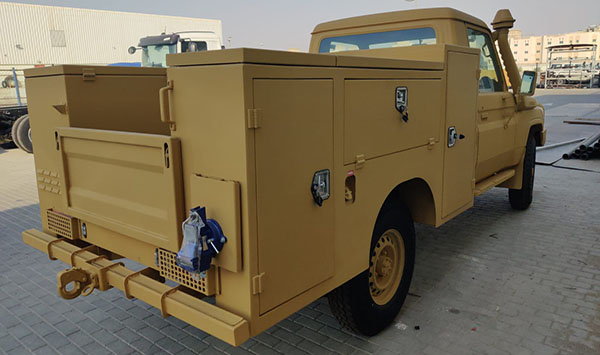 Defense Mobile workshop on Toyota LC79